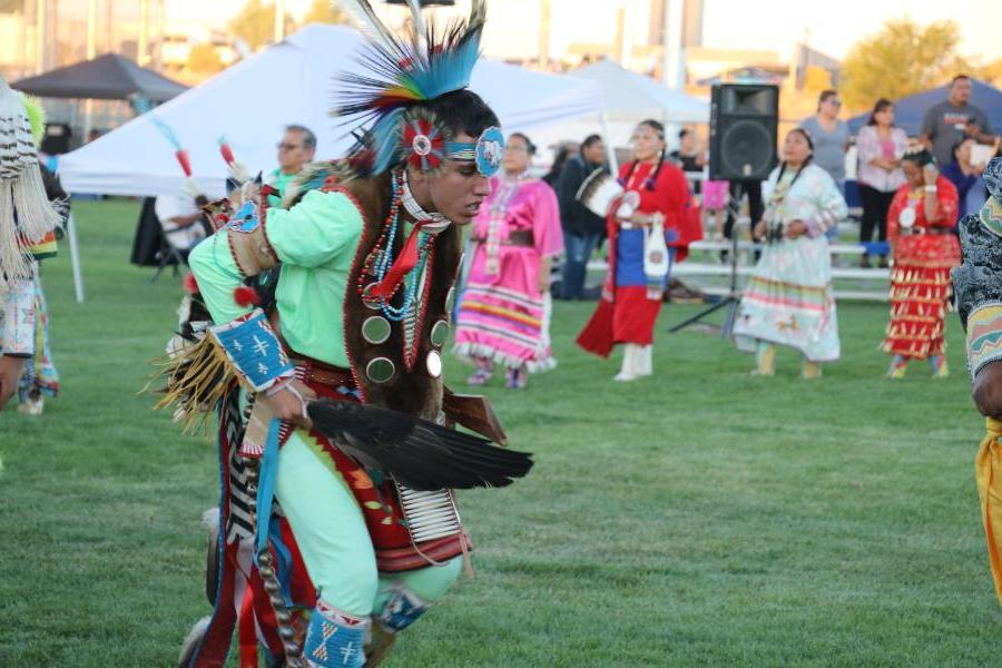 美国原住民在太阳集团娱乐场登陆网站的帕瓦仪式上跳舞